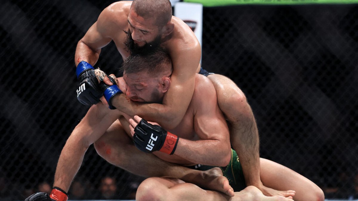 MMA: le rouleau compresseur Khamzat Chimaev détrône le champion sud-africain Dricus du Plessis rfi.fr/fr/sports/2025…