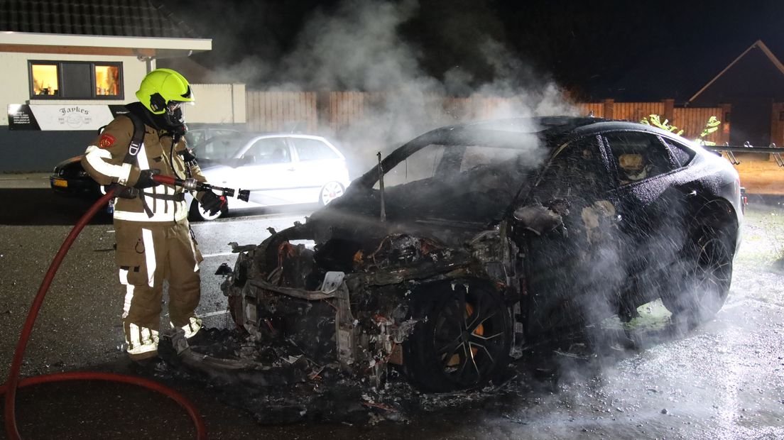 Auto uitgebrand in Bergen, politie vermoedt brandstichting