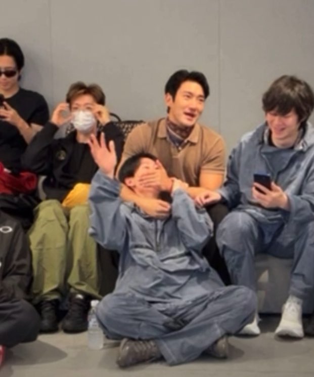 AleS_0407's tweet photo. Eunhyuk suggested that dress code for SUPER SHOW 10 should be Super Junior’s past outfits, Siwon was the first and fastest to oppose. 🤣

#SUPERSHOW10 
@superjunior #superjunior #슈퍼주니어 https://t.co/HDzIOpQEUX