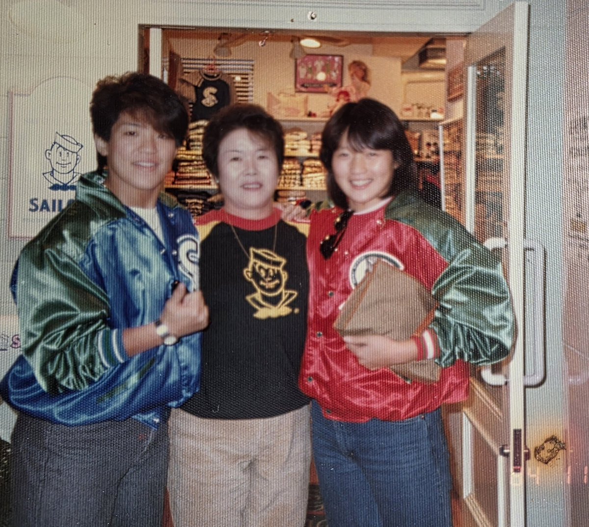 shibuyasailors's tweet image. 【女子プロレスラー大盛況】
先日も全女子プロレスの大森ゆかり🟰なっちゃん💓♥️❤
SAILORS に買い物に着てくれましたm(__)m😉👍🎶
全然変わって無いよね

#大森ゆかり　#長与千種 　#クラッシュギャルズ　#Marvelous　#剛力彩芽  #M #女子プロレス #プロレス大好き #極悪女王　#全女