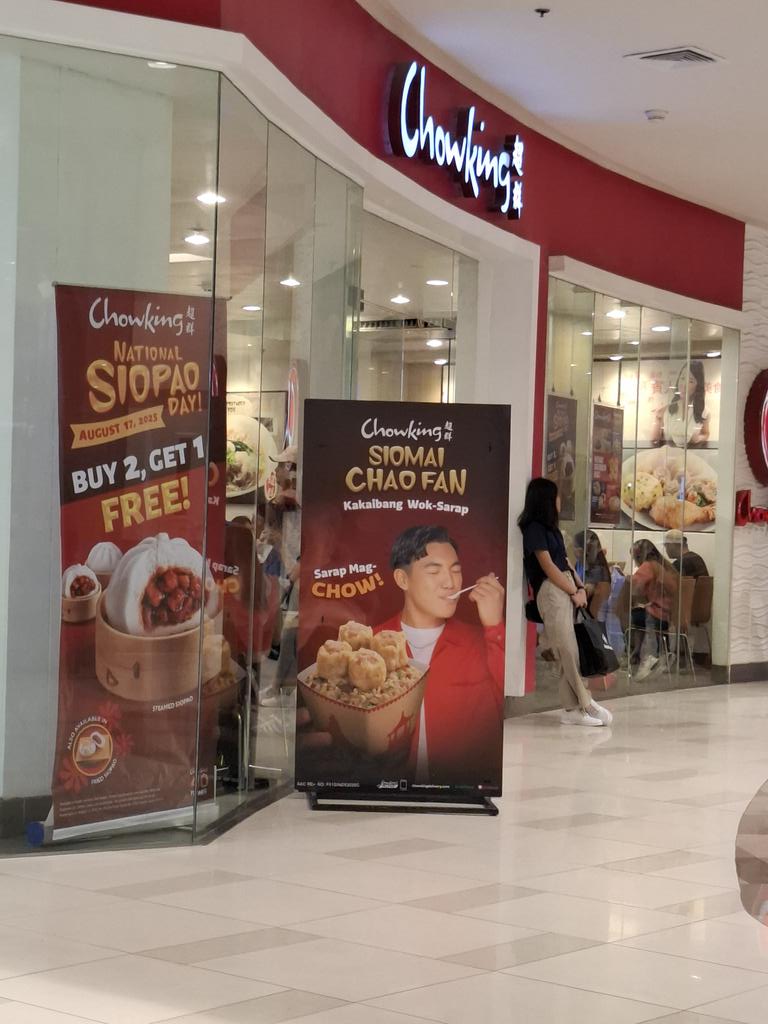 aaaroowess's tweet photo. Wow may pila haha chineck ko lang naman kung siopao bibilhin nila, siopao nga HAHA @kakaimontinolaa

KAI CHOWKING SIOPAONALO
#ChowkingNationalSiopaoDay https://t.co/oWyAo1ljFE