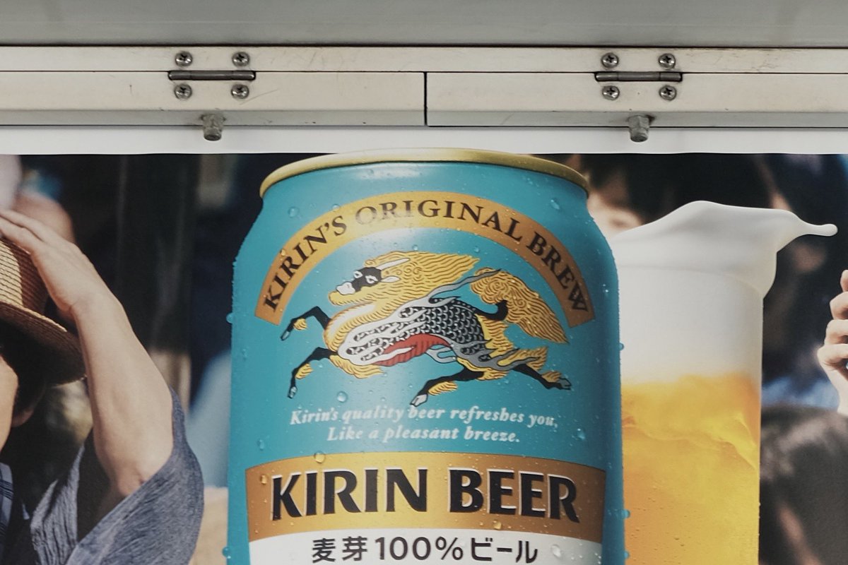 ちょっとだけ重ねると奥行きが生まれて、商品の登場感/存在感/主役感になる。「見て！」って言ってる。