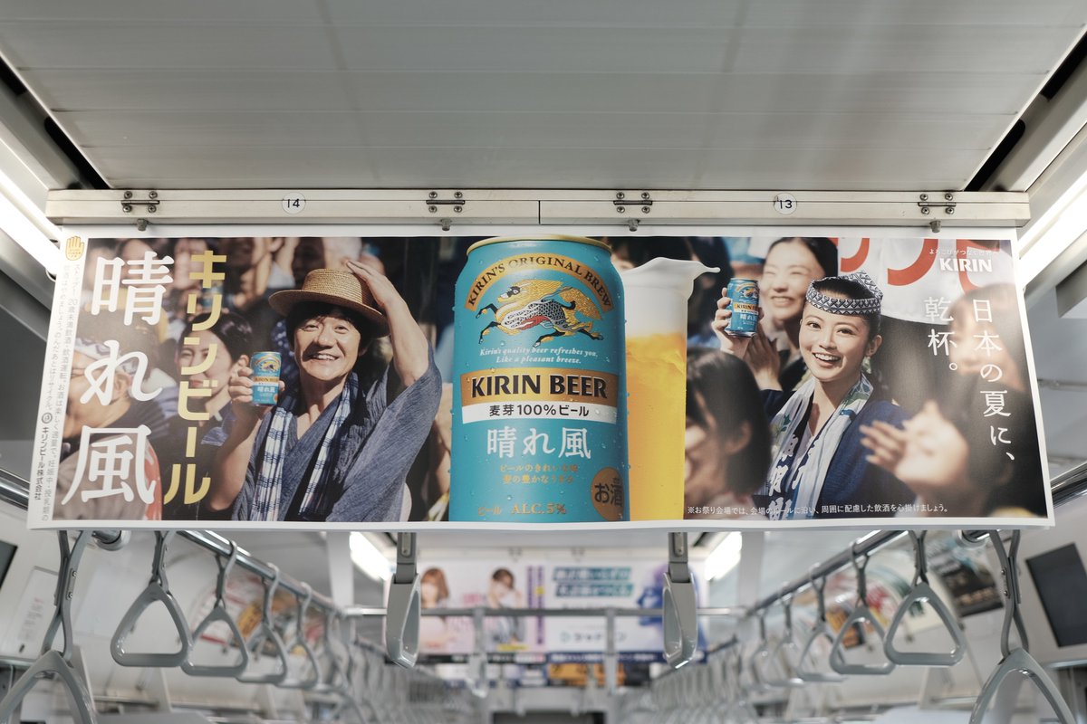 asahirumi's tweet image. ちょっとだけ重ねると奥行きが生まれて、商品の登場感/存在感/主役感になる。「見て!」って言ってる。