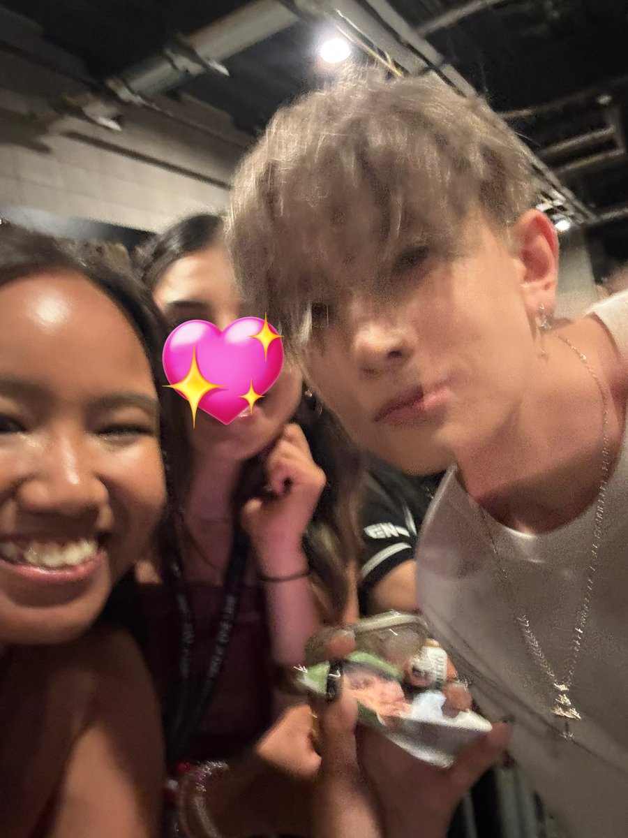 prdxhee's tweet image. FINALLY MET MY LOVE AND WAS ABLE TO TELL HIM HE DID SO WELL TONIGHT😭😭 #WALKTHELINE_IN_LA #HEESEUNG