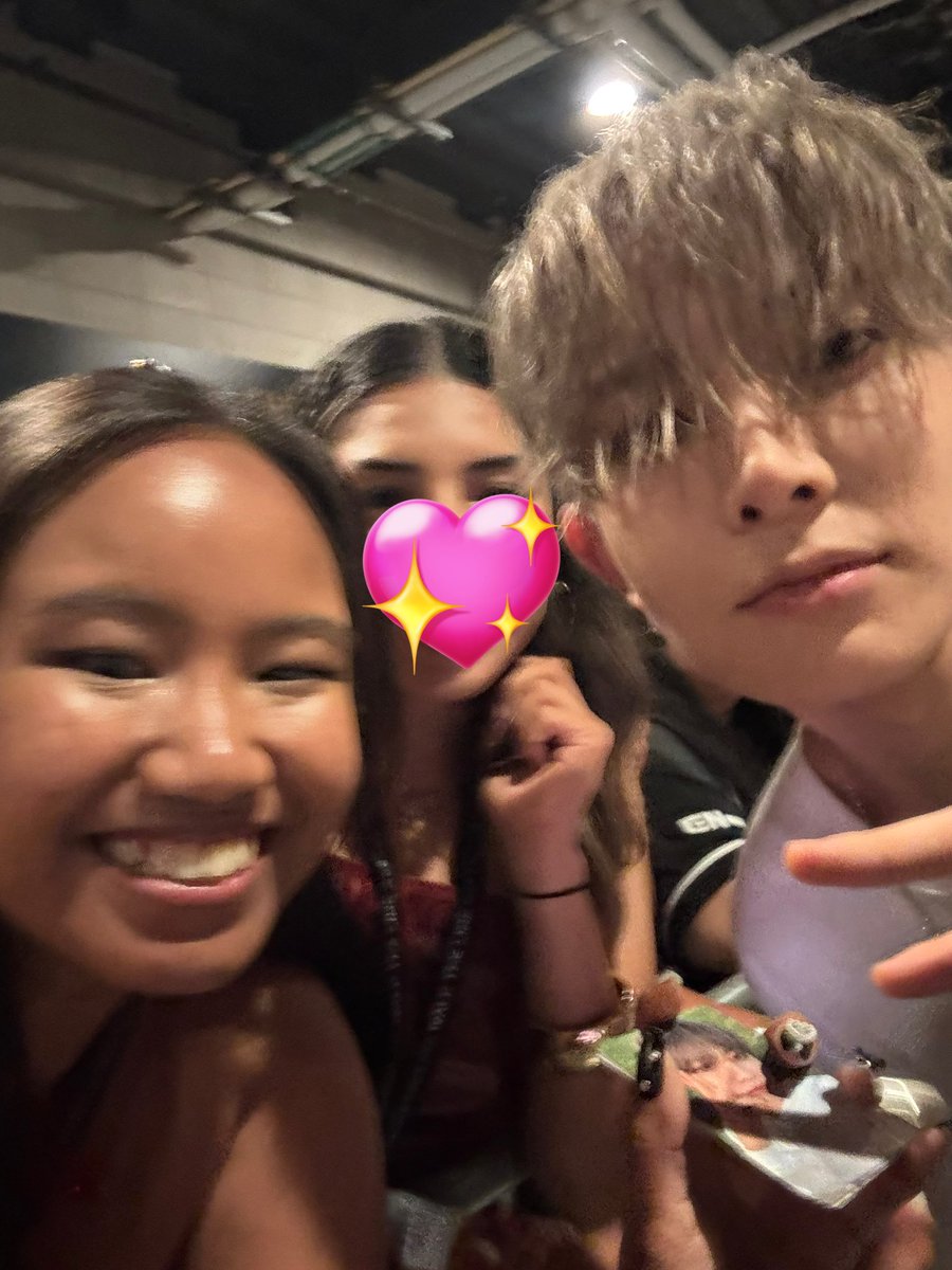 prdxhee's tweet image. FINALLY MET MY LOVE AND WAS ABLE TO TELL HIM HE DID SO WELL TONIGHT😭😭 #WALKTHELINE_IN_LA #HEESEUNG