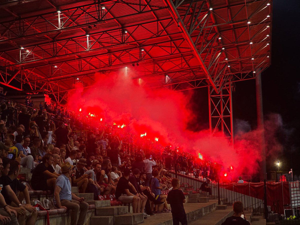 tomoffootball's tweet photo. 15.8.2025
Polonia Warszawa 0-0 Ruch Chorzów
1.liga🇵🇱🏆⚽️ #POLRCH 

Nothing was going on field but like always in Polish football interesting things happens in stands. Like last season large following from Ruch and decent pyrotechnics usage from both sides. https://t.co/WUzqKDzx1R
