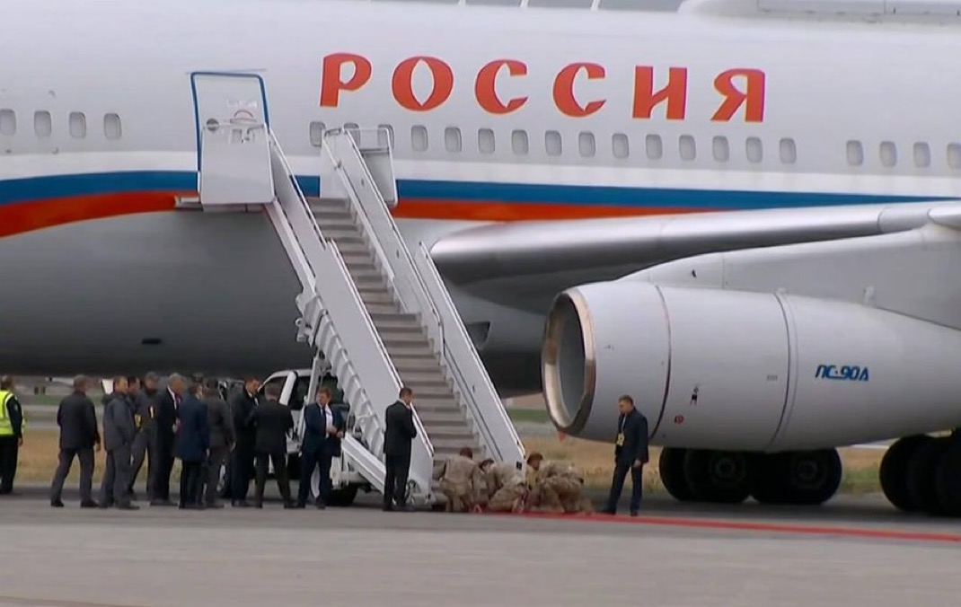 While some former US soldiers fight for Freedom in Ukraine, saving democracy, some other active duty US soldiers roll out red carpet before war criminal Putin.

Kneeling before him is definitely something. WTF

It’s truly an amazing country with big diversity of free mind.