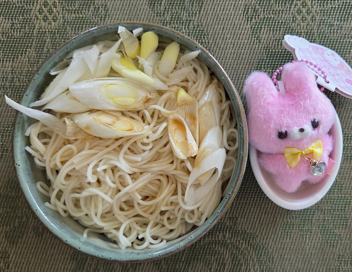 AS1GfK2hd079b3H's tweet photo. 2025年8月17日昼ごはん
長ネギぶっかけ温麺
#おうちごはん #料理男子 #料理記録 #食事記録 #昼ごはん #Unmen
#料理好きな人と繋がりたい #日常垢 #Lunch #cooking #Japanesefood https://t.co/6xlx33DaoU