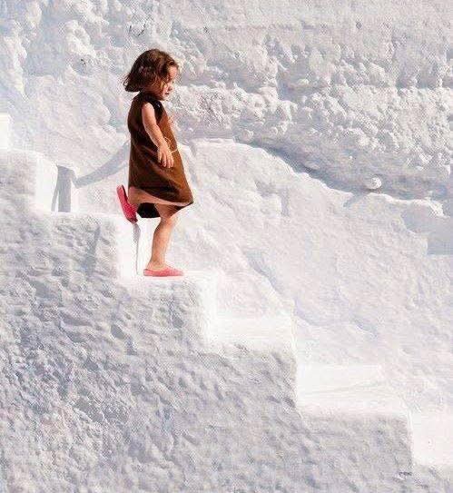 Η ευτυχία είναι πράγμα απλό και λιτοδίαιτο ένα ποτήρι κρασί,…, η βουή της θάλασσας…Τίποτα άλλο.

Νίκος Καζαντζάκης