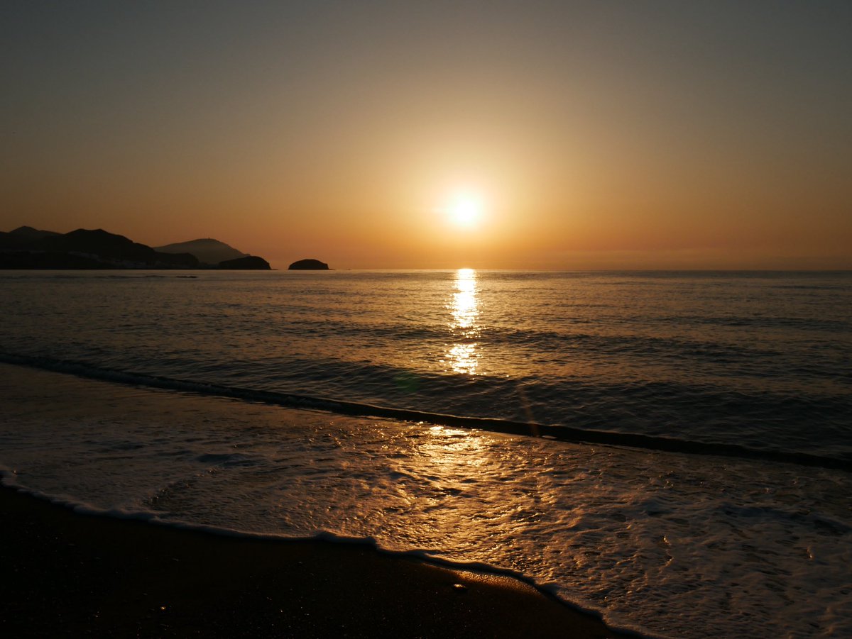 amarcordd_'s tweet photo. A mis soledades voy,
de mis soledades vengo,
porque para andar conmigo
me bastan mis pensamientos. #Lopedevega
#poetry
#sunsetpics https://t.co/7GEzqPjDP1