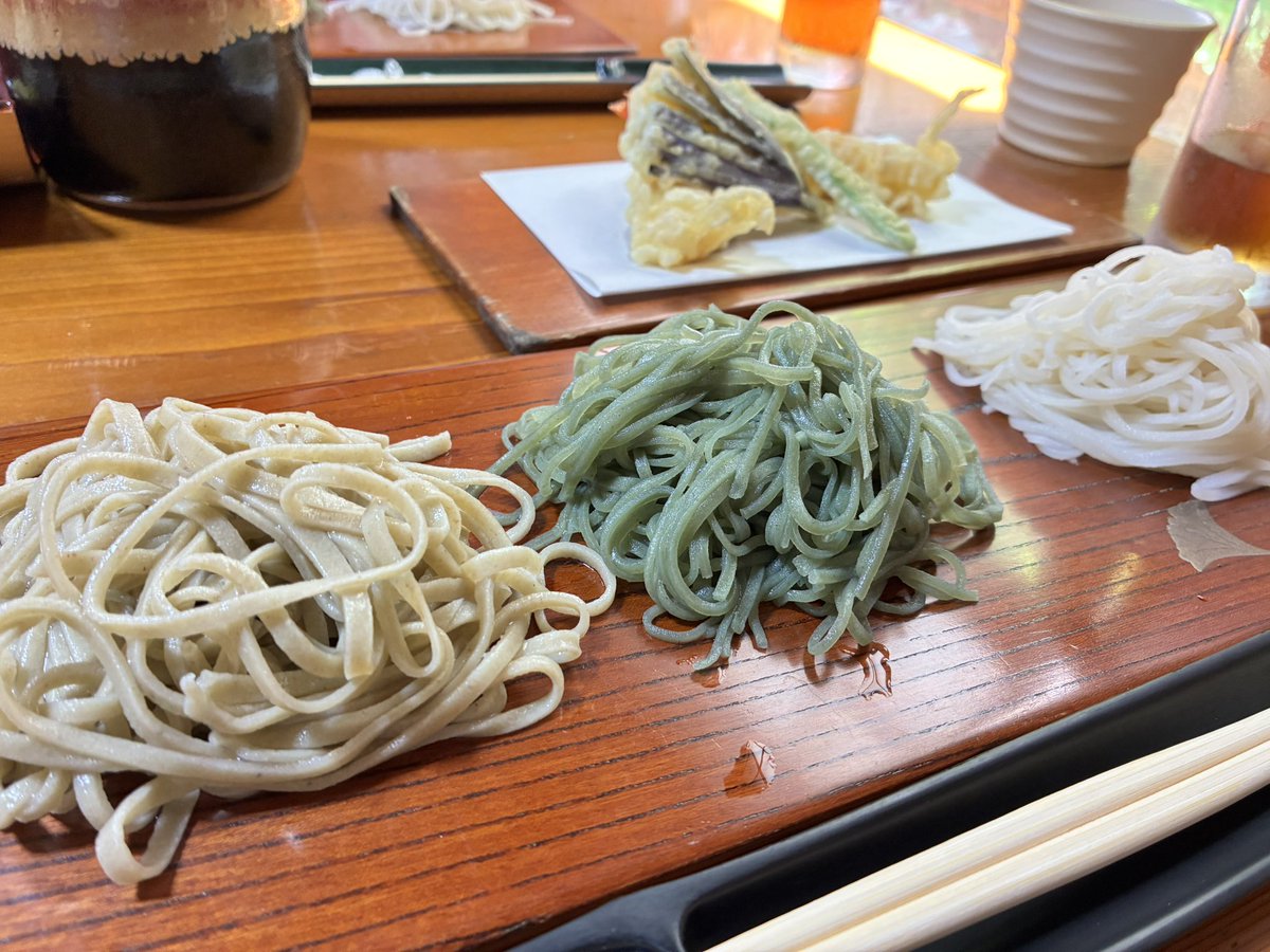 鯵の唐揚げに三食そば。

鯵はペペロンチーノ味があったのでついチャレンジ。ペペロンチーノの辛さ感じなかったw

お蕎麦はよもぎ風味しっかりあって美味しふございました！
