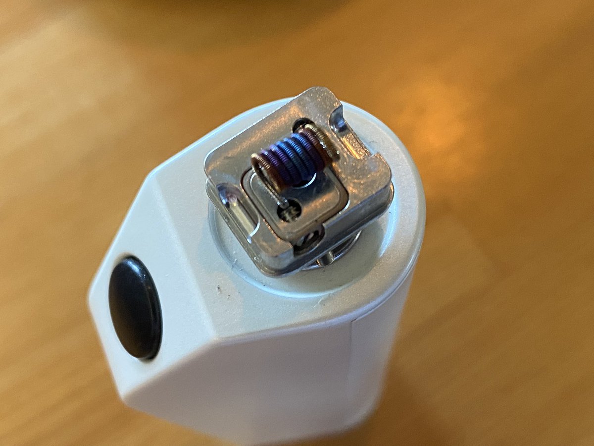 CTHRAG_YASKA's tweet photo. #dotModRBAX はチェンバーが広いので、#VandyVape のクラプトンコイルで。
SS 316Lだから、焼き色が
綺麗ね!
やっぱり、#dotMod には、金色がよく似合う。
#vape https://t.co/uli740C1KU