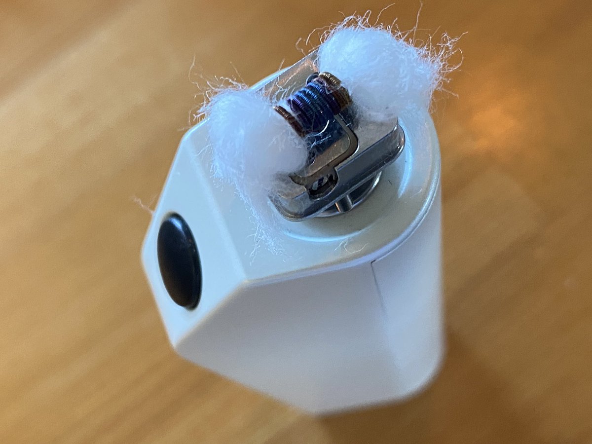 CTHRAG_YASKA's tweet photo. #dotModRBAX はチェンバーが広いので、#VandyVape のクラプトンコイルで。
SS 316Lだから、焼き色が
綺麗ね!
やっぱり、#dotMod には、金色がよく似合う。
#vape https://t.co/uli740C1KU