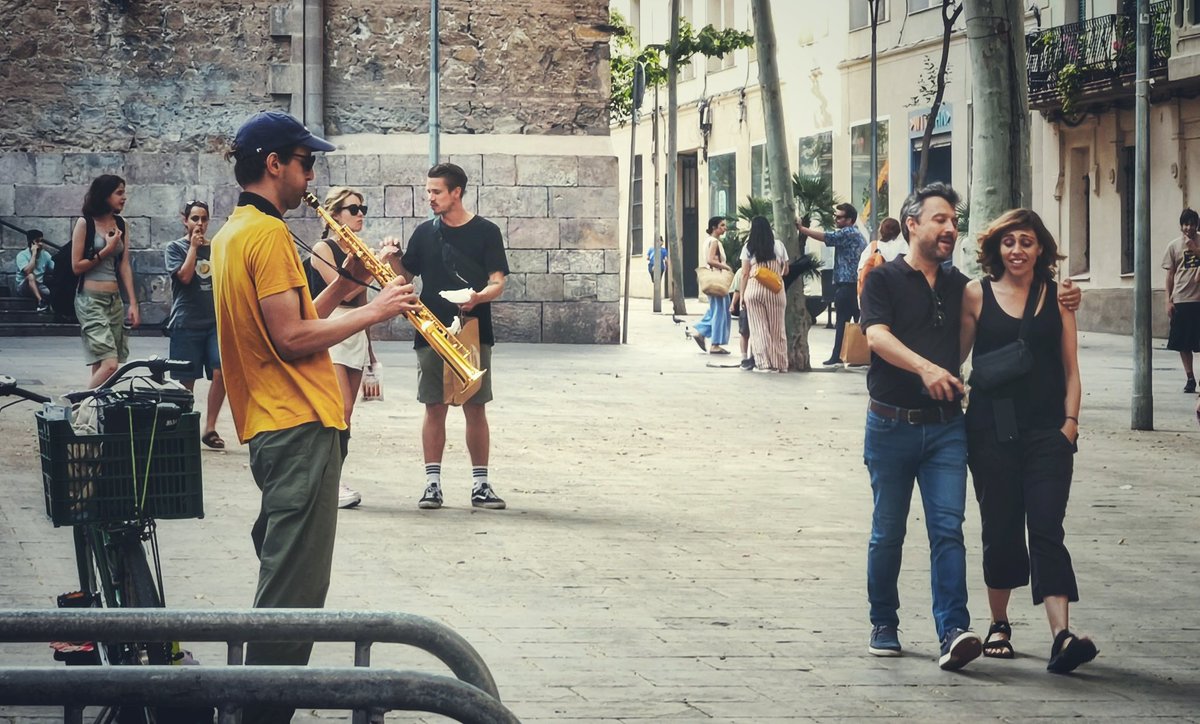 "Ella ho mirava tot i s’embadalia amb aquells decorats gegants de colors vius que encara vestien més de conte de fades aquell primer matí després del seu primer cop."
independent.cat/opinio/102696/…

Un somriure d'agraïment a <a href="/indepe_gracia/">L'independent de Gràcia</a> pels 25 anys graciencs! 🥀 Per molts més anys!