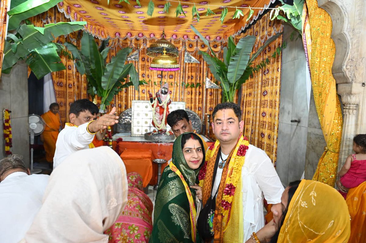 SriPundrik's tweet image. Govind Dev Ji Janmotsav Abhishek 2025🦚
|| Sri Pundrik Maharaj ji and Shrimati Renuka Ji attended the Janmotsav Abhishek of Govind Dev Ji at 12 am ||

#Govinddevji #janmashtami2025 #Vrindavan #sripundrik #radharaman