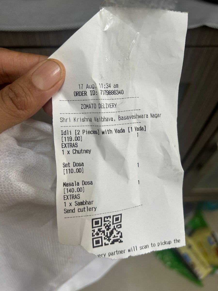 KunTweets's tweet photo. @zomato Hello @zomatocare. When Main items are MISSING from my order, what sort of ridiculous resolution is 'email us &amp; well revert after 72 hours'. 
Second time this is happening.
What sort of Quality controls do you have?
Why is there no real person and just an AI bot as CC? https://t.co/puDcD4BoTj