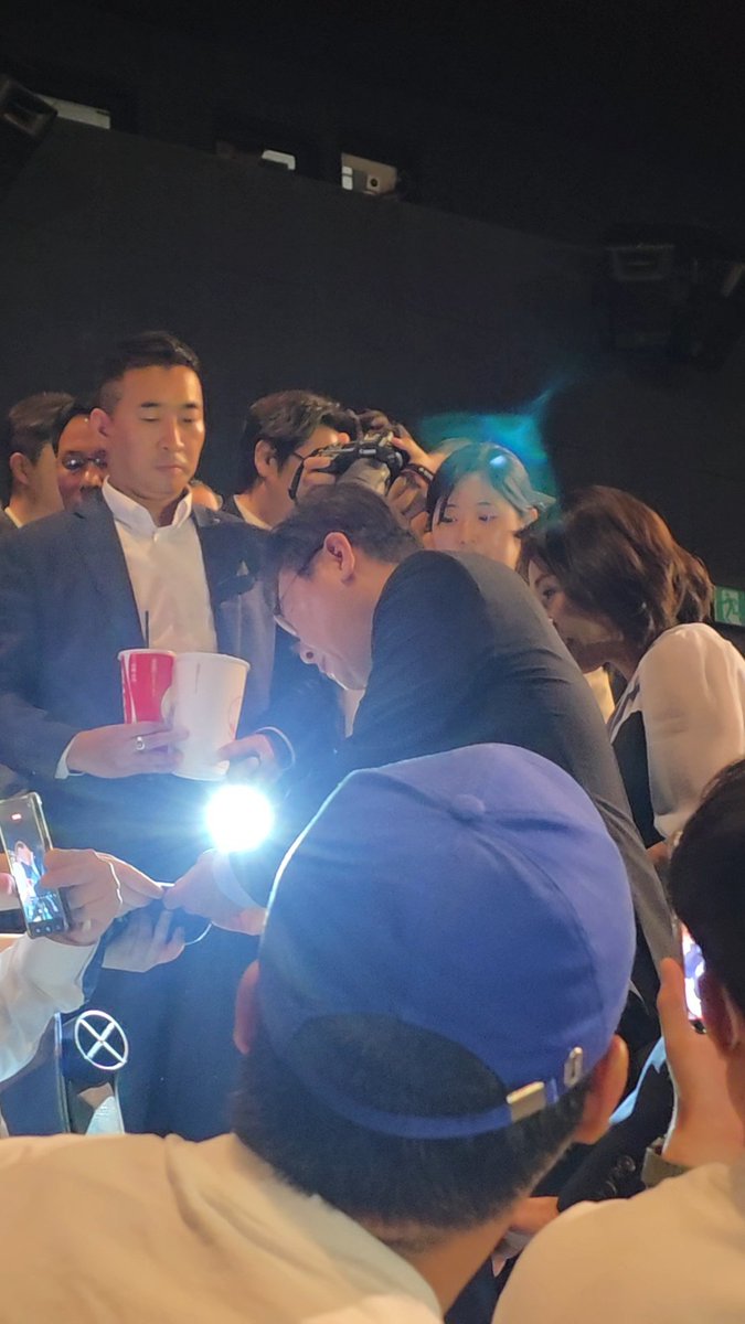 싸인해주는 대통령💙