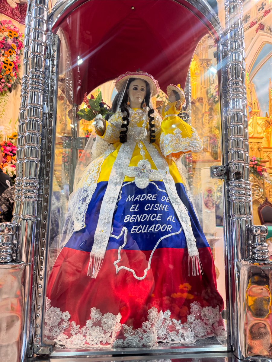 La Virgen de El Cisne se viste con los colores del tricolor nacional 🇪🇨 como símbolo de unidad y esperanza ante las dificultades que vive el país. Todo está listo para la peregrinación más grande del Ecuador: tres días y más de 70 kilómetros de fe desde El Cisne hasta Loja. 🙏✨