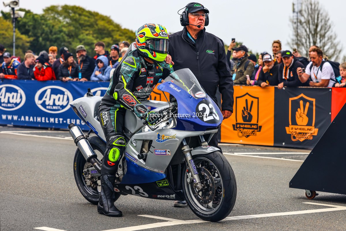 TraceysPics's tweet photo. @ManxGrandPrix kicks off today, and the classic TT later in the week... Grant Thomson the first of the 29 Newcomers sporting our sticker @Jim_Hunter_MGP #backanewcomer Fast and safe everyone 😀❤️🇮🇲🇮🇲 https://t.co/Sgg6ZBpLkj