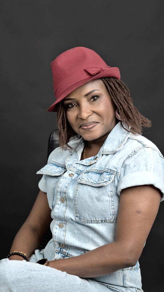 Cette grande foule de témoins nous entoure. Rejetons donc, nous aussi, tout ce qui nous empêche d’avancer, rejetons le péché qui nous enveloppe si facilement ! Courons jusqu’au bout la course qu’on nous propose.
(Hébreux 12:1)