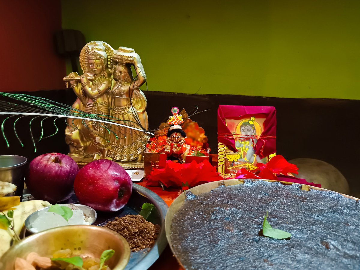 gkavinash7's tweet image. करारविन्दे न पदारविन्दं 
मुखारविन्दे विनिवेशयन्तं 
वटस्य पत्रस्य पूटे शयानं 
बालं मुकुन्दं मनसा स्मरामि।
स्त्रोत: बाल मुकुन्द अष्टकम्
श्री कृष्णजन्मष्टमी की हार्दिक शुभकामनाएं।।
#happyjanmashtami❤️👣🎉🍯🍯