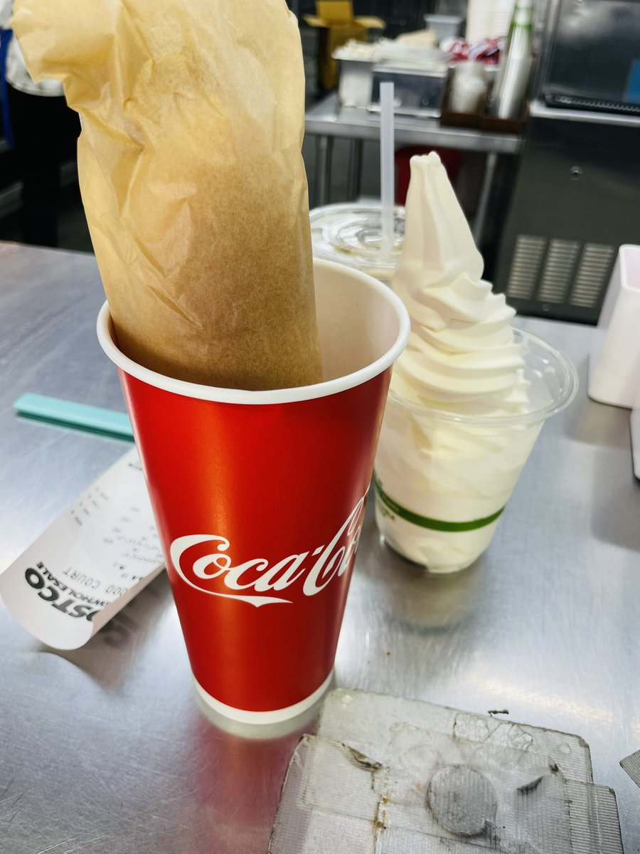 krisukeyan's tweet photo. 毎年食べてる大好きなパイナップルピザ🍕❣️ #今年も最高 #幕張 #コストコ #ソフトクリームは安定に美味しすぎる https://t.co/VCtEfTKPoD
