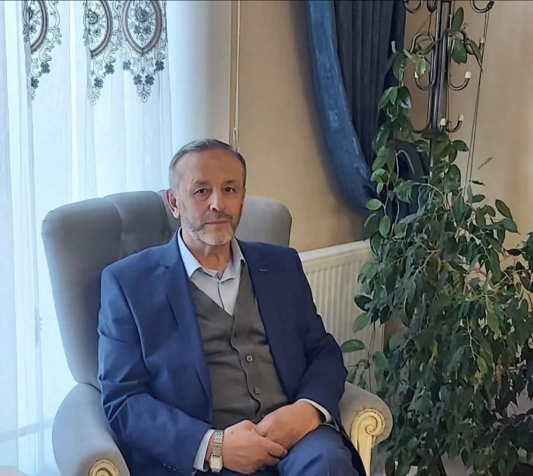 İmam Hatip Lisesi öğrencilik yıllarımızda üzerimizde emeği ve hakkı olan; istikamet üzere yaşamış, mücadelesi ve idealleri uğruna fedakârlığıyla örnek teşkil etmiş kıymetli hocam Raşit Yazan’ın vefatını derin bir teessürle öğrendim.

Başta kurucuları arasında yer aldığı