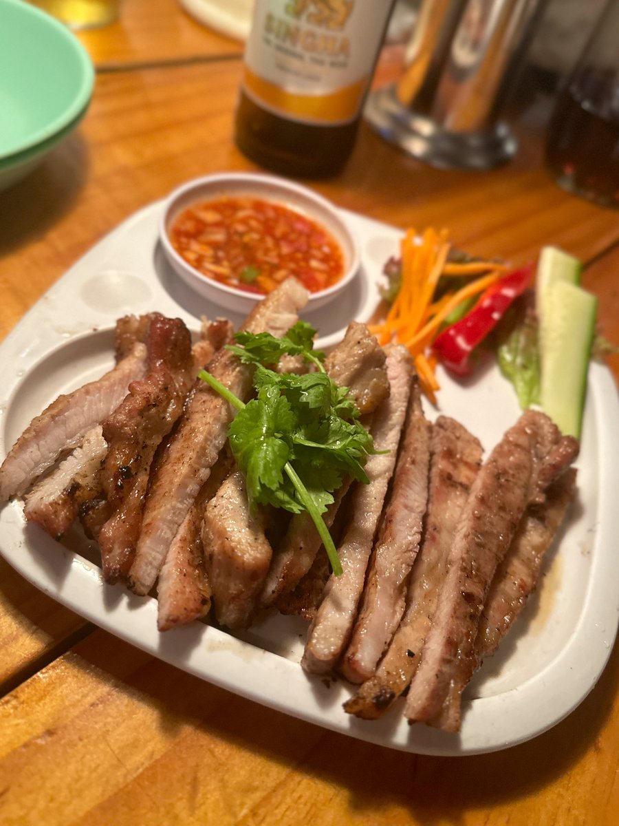 yamanesyoten's tweet photo. タイの雰囲気そのままの店内でタイ料理＆タイビールを満喫🍺🇹🇭  
シンハー、チャーン、LEOの3種類を飲み比べ！どれも料理にぴったり😋
本場のパッタイはモチモチ食感＆エビがプリプリでした。

#タイ料理 #HATENA #パッタイ #タイビール https://t.co/qjWhfWm7uo