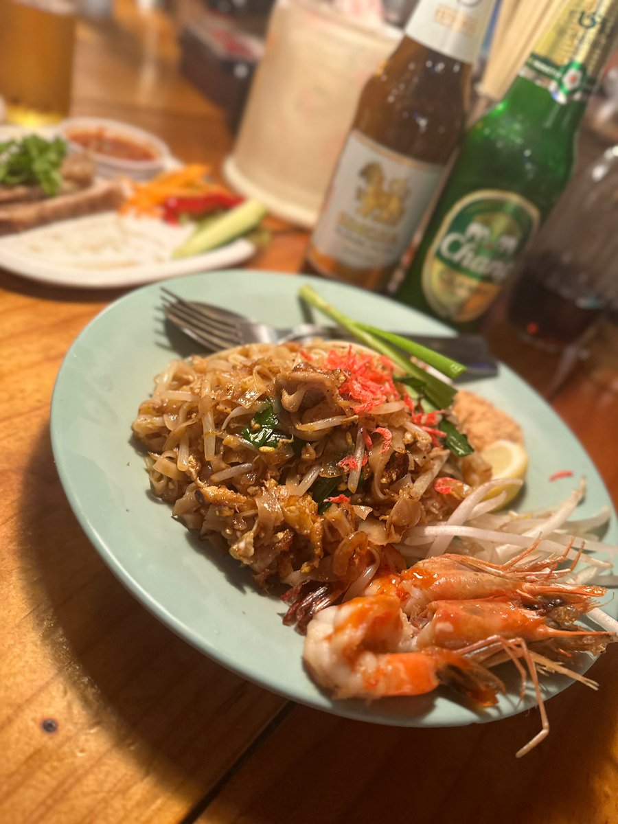 yamanesyoten's tweet photo. タイの雰囲気そのままの店内でタイ料理＆タイビールを満喫🍺🇹🇭  
シンハー、チャーン、LEOの3種類を飲み比べ！どれも料理にぴったり😋
本場のパッタイはモチモチ食感＆エビがプリプリでした。

#タイ料理 #HATENA #パッタイ #タイビール https://t.co/qjWhfWm7uo