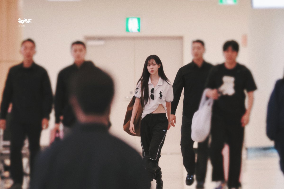 마피아보스 딸 같음
하나뿐인 외동딸이라 경호원들 몇십명씩 붙여놓은 것 같음