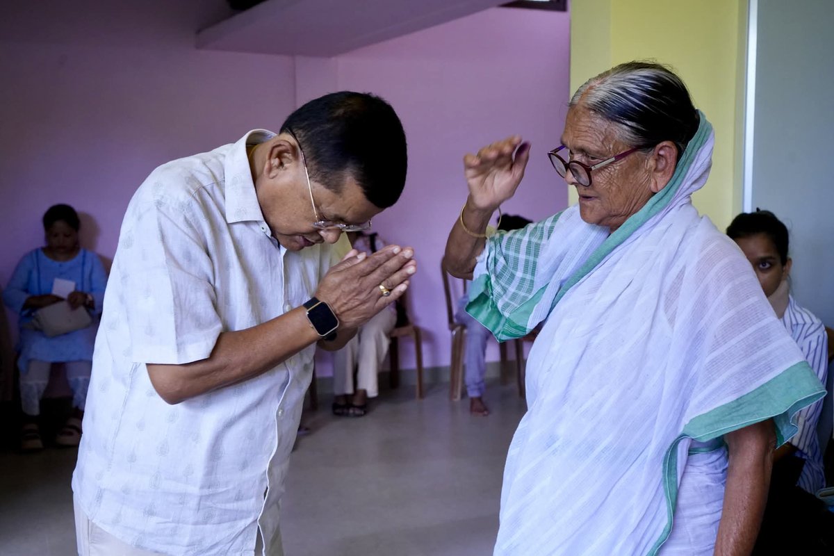 airnews_ghy's tweet image. মন্ত্ৰী প্ৰশান্ত ফুকনে চেক বিতৰণ কৰি ব্যক্ত কৰে যে এই সাহায্য ফলত ৰোগী সকলে কিঞ্চিৎ হলেও  সকাহ পাব আৰু  তেওঁলোকে ৰোগ নিৰাময়ৰ যুঁজখনত  অৱতীৰ্ণ হৈ নিৰোগী জীৱন কটাবলৈ পৰম সাহস পাব।

#AkashvaniReport : Jadav Gogoi
#ChequeDistribution
#helpinghands 
#Dibrugarh