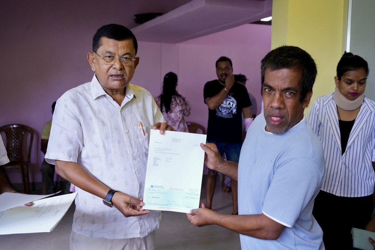 airnews_ghy's tweet image. মন্ত্ৰী প্ৰশান্ত ফুকনে চেক বিতৰণ কৰি ব্যক্ত কৰে যে এই সাহায্য ফলত ৰোগী সকলে কিঞ্চিৎ হলেও  সকাহ পাব আৰু  তেওঁলোকে ৰোগ নিৰাময়ৰ যুঁজখনত  অৱতীৰ্ণ হৈ নিৰোগী জীৱন কটাবলৈ পৰম সাহস পাব।

#AkashvaniReport : Jadav Gogoi
#ChequeDistribution
#helpinghands 
#Dibrugarh