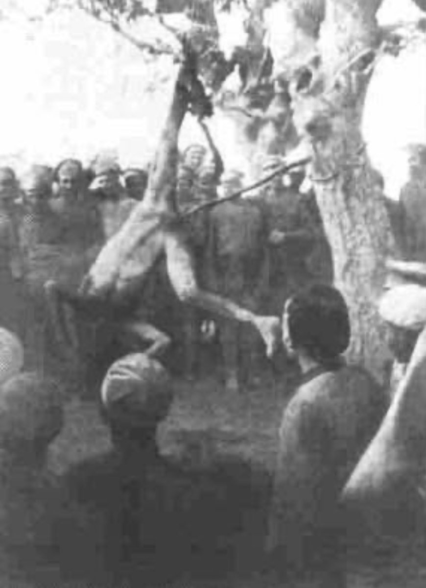 DolnyMokotow's tweet photo. "To straszne zdjęcie przedstawia polskiego oficera, który wpadł w szpony bolszewików. Przed męczeńską śmiercią został wykastrowany, wbity na pal i przypiekany nad ogniem." (Leszek Żebrowski)

Niech każdy polski patriota zachowa to zdjęcie w swoim archiwum wraz z opisem. 
I niech wkleja tej lewackiej swołoczy - ilekroć ta będzie piała nad minioną i obecną bolszewią.
Dbać o prawidłowy przekaz historyczny jest naszym obowiązkiem!
🇵🇱
BIJ BOLSZEWIKA, BIJ!