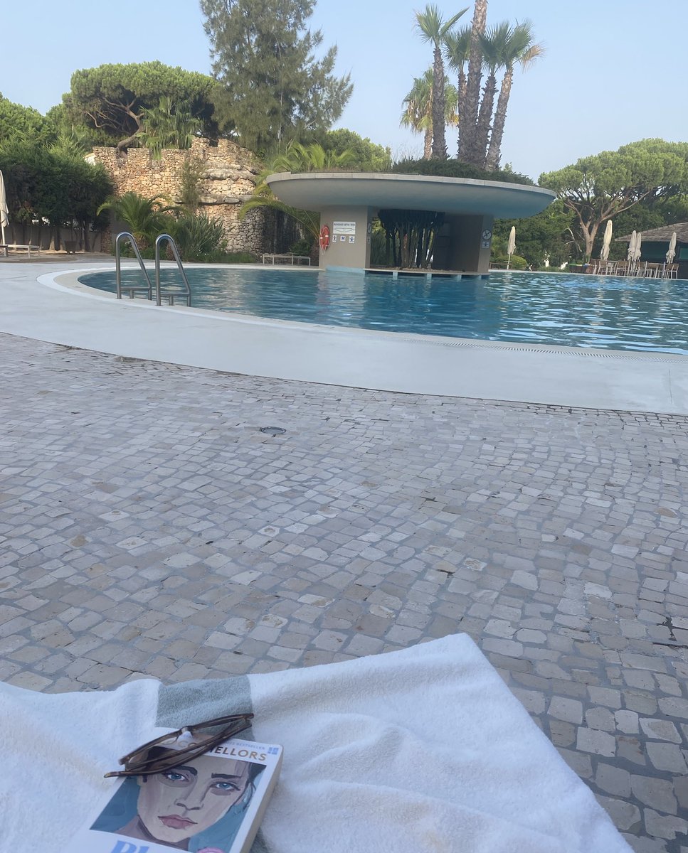 Last day… home tomorrow had the best time, I’m reading by the pool waiting for Mr G and brekki 💚
