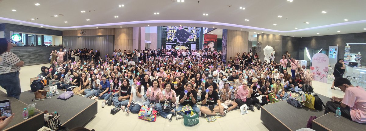 ❤️Palit-702 (@siriwan15137820) on Twitter photo เมื่อวาน นี้ อยากขอบคุณ🙏 ผู้ใหญ่ใจดี ซึ่งคือใครก็ไม่รู้ ที่ให้ความใจดี ให้พวกเราได้อยู่โถงกลางโดยไม่มีใครมาไล่ (ปกตินุชคู่กับการโดนไล่😅)แอบมีแอร์เย็นนิดหน่อย❤️ แต่พอถึงเวลาอันควรพวกเราก็กระจายแยกย้าย คืนพื้นที่ให้ ..พวกเราแค่มาคอนทิพย์🎶 #peckpalitchoke #เป๊กผลิตโชค <a href="/peckpalit/">Peck Palit</a> เมื่อวาน นี้ อยากขอบคุณ🙏 ผู้ใหญ่ใจดี ซึ่งคือใครก็ไม่รู้ ที่ให้ความใจดี ให้พวกเราได้อยู่โถงกลางโดยไม่มีใครมาไล่ (ปกตินุชคู่กับการโดนไล่😅)แอบมีแอร์เย็นนิดหน่อย❤️ แต่พอถึงเวลาอันควรพวกเราก็กระจายแยกย้าย คืนพื้นที่ให้ ..พวกเราแค่มาคอนทิพย์🎶 #peckpalitchoke #เป๊กผลิตโชค <a href="/peckpalit/">Peck Palit</a>
