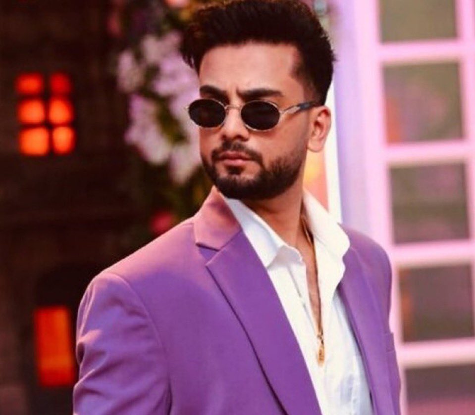 गुरूग्राम - एल्विश यादव के सेक्टर 56 स्थित घर पर दर्जनों राउंड फायरिंग हुई,  3 आरोपियों ने तड़के सुबह 6 बजे के आसपास वारदात को दिया अंजाम, 

<a href="/ElvishYadav/">Elvish Yadav</a> घटना के समय घर पर मौजूद नहीं थे, अंजाम देने के बाद आरोपी मौके से फरार, पुलिस जांच में जुटी 

#ElvishYadav #ElvishYadav𓃵