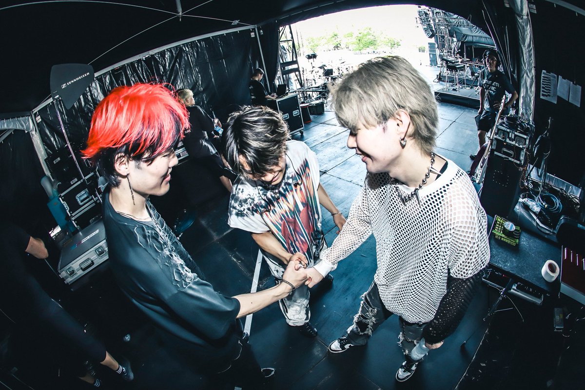 mashiro2003's tweet photo. «SUMMER SONIC 2025»

VEŁŁY史上初の夏フェス！
こんなにも楽しくて最高な舞台に立てたことが凄く光栄で誇りです！
ありがとうございました🙏

でも、スタート地点なんだよな！？😏
これからもっとでっかくなれるよう走り続けます！

Photo by @michiru_mr120

 #SUMMERSONIC  #VEŁŁY  #サマソニ https://t.co/Dl574n3WD2
