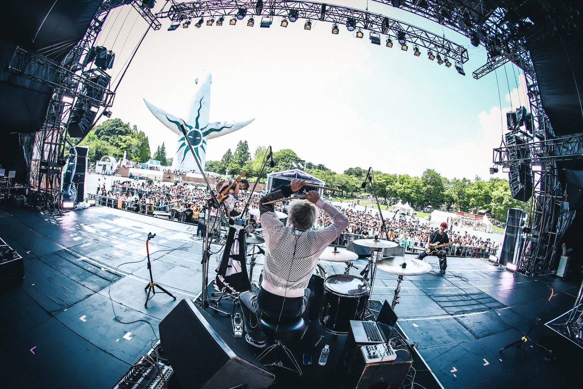 mashiro2003's tweet photo. «SUMMER SONIC 2025»

VEŁŁY史上初の夏フェス！
こんなにも楽しくて最高な舞台に立てたことが凄く光栄で誇りです！
ありがとうございました🙏

でも、スタート地点なんだよな！？😏
これからもっとでっかくなれるよう走り続けます！

Photo by @michiru_mr120

 #SUMMERSONIC  #VEŁŁY  #サマソニ https://t.co/Dl574n3WD2