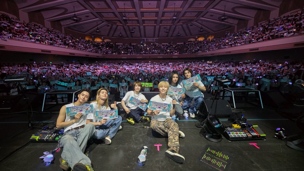 XH_official's tweet photo. [ #Xtra_Scenes ]

#SANJOSE Villains made it truly LEGENDARY💥
Thanks for filling the night with so much love💚 

#XdinaryHeroes #엑스디너리히어로즈
#Beautiful_Mind_WorldTour #Beautiful_Mind
#WE_ARE_ALL_HEROES https://t.co/GxaMBUDVwT
