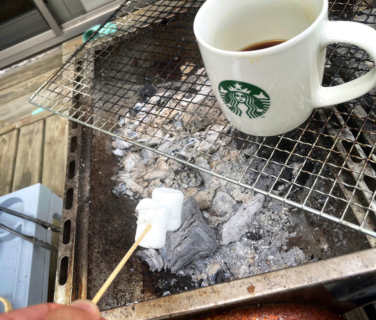 余熱でずっと温かいコーヒーとマシュマロで終了。潜ませてた焼き芋🍠も完璧な仕上がりだったらしい。おつかれ！
