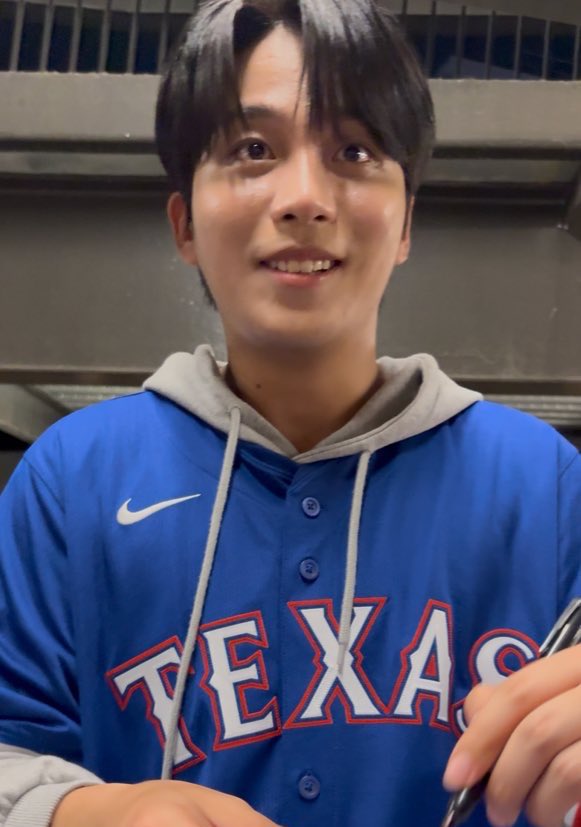 skzwave's tweet photo. jongho before and after i called him handsome at send off 🥹 #ATEEZinArlington #InYourFantasy #ateez https://t.co/kASXwO2Qq4
