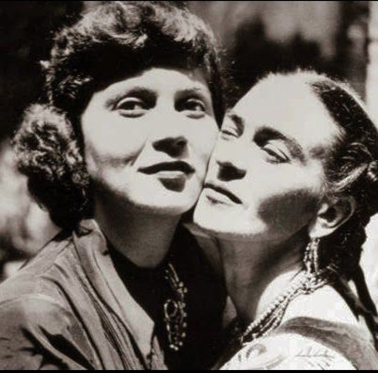 mariobianchi18's tweet photo. Il #17agosto 1896 nasceva #TinaModotti. Tra le più grandi fotografe del '900. A 17 anni andò in Usa per recitare ma conobbe il fotografo Edward Weston, che seguì in Messico diventando amica di #FridaKahlo e seguendo le idee comuniste, diventando una spia del Comintern sovietico. https://t.co/W1ntb632b8