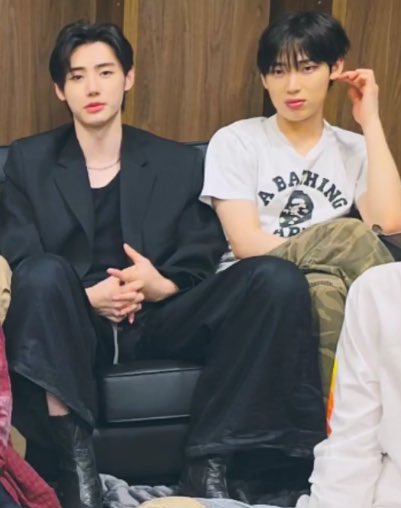 mitsuhoon's tweet photo. i’ve never seen a more perfect picture in my life. the manspreading, the crossed over legs, the DIFFERENCE 😭😭😭😭😭😭😭😭😭😭😭😭😭😭😭😭😭😭😭😭 https://t.co/Szf9O17WR5