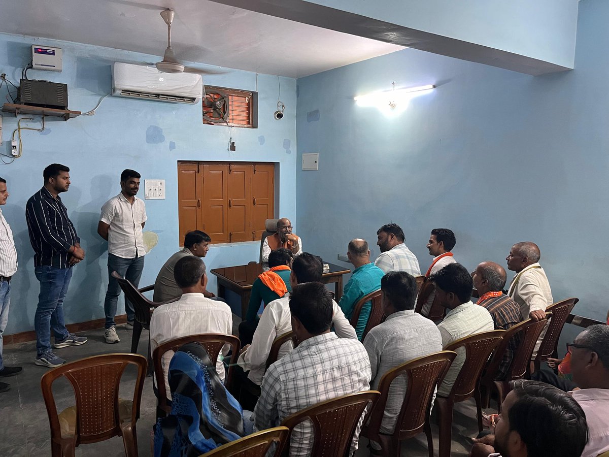 "जन सेवा-नारायण सेवा"
जनता दर्शन! 
आज बहराइच स्थित अपने आवास पर क्षेत्र से आये आगंतुकों से मुलाकात कर उनकी समस्याओं को सुना एवं निराकरण हेतु संबंधित अधिकारियों को निर्देशित किया ।