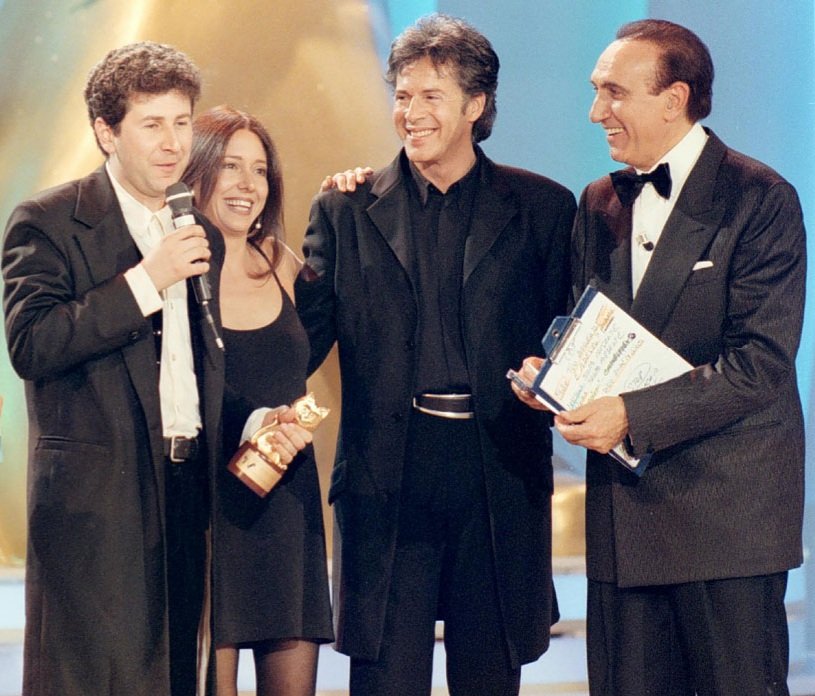 Mi tiravi per la mano
Sul tuo passo più costante
Tu un gigante io un nano
Ora che anche tu sei in volo
Io continuo sempre più solo
Penso che non era questo
Il mondo che volevamo
E non è il cielo che sognavamo
E andiamo avanti e patapan..

#PippoBaudo
#17agosto
#VentagliDiParole