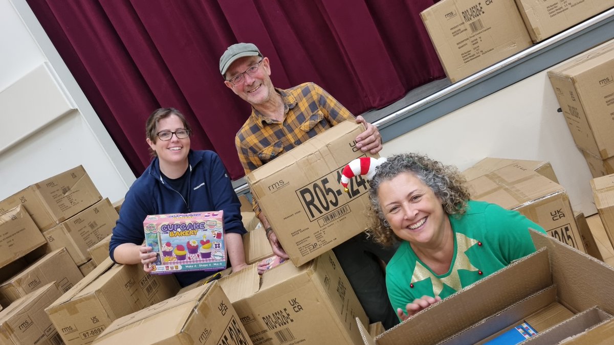 TheBuddingFD's tweet image. Do you get restless hands in Autumn? We have solution! Volunteer present wrappers needed for @TatesGCs #sussex #charity #christmas #santa #grottos! Big Wrap at Adastra Hall in #Hassocks 9am Sunday 26 October ​​​​To volunteer half/full day email: clive@thebuddingfoundation.co.uk🎁