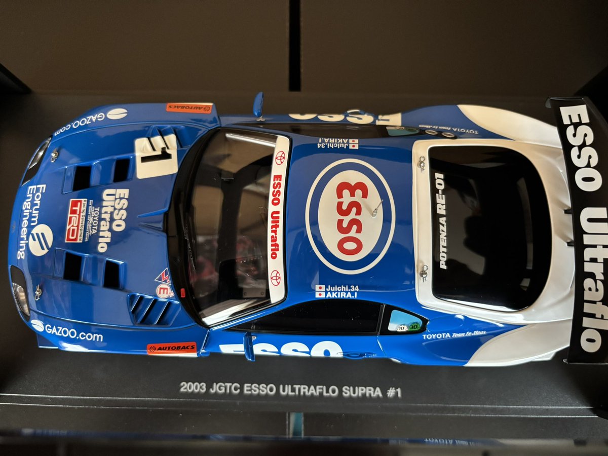 manjimaru1854's tweet photo. 初の1/18サイズのモデルカーは大好きな2003 エッソ ウルトラフロースープラ✨
エブロの1/43と並べて見ても予想できていたけどデカい💦
その分細かい部分も良く見えてGOOD‼️

 #JGTC   #AUTOart   #EBBRO https://t.co/Ar0I1ElHba