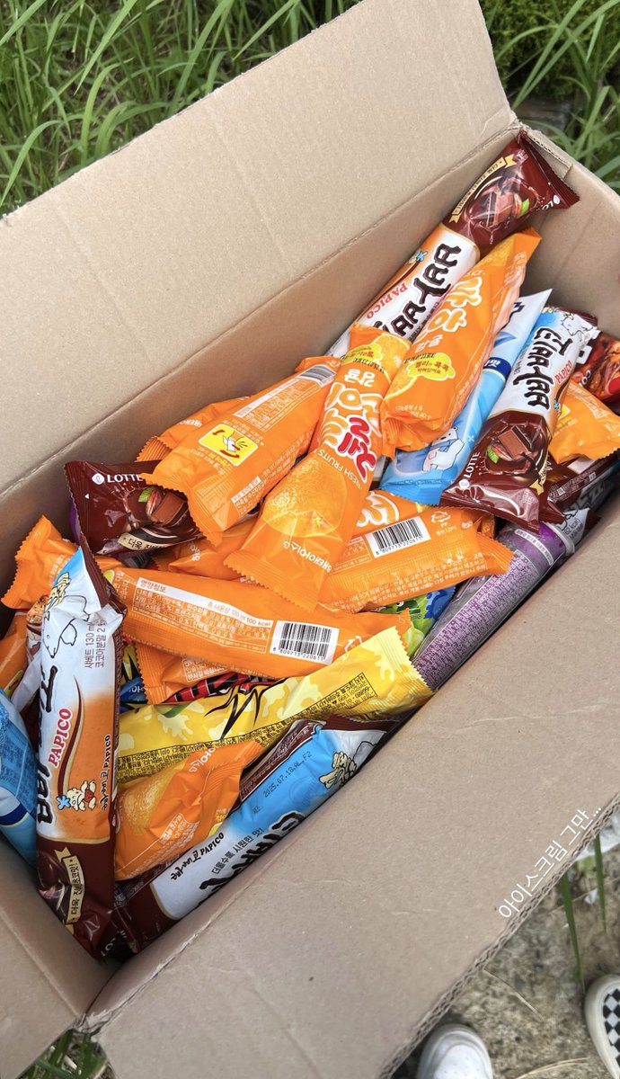 🍦 lots of iced treats on set keeping them cool~~

#Shining #샤이닝 #Jinyoung
#진영 #GOT7 <a href="/JINYOUNG/">박진영</a>