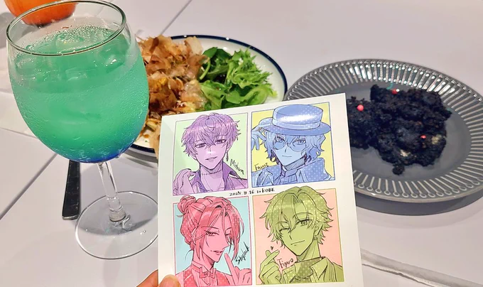 まほやくカフェも行ったよ初めてでほんと楽しかった～!コラボメニューもドリンクも美味しかったなあ。己含む参加メンバー4人の推し描いてたので一緒に記念撮影(※一枚ふぉろわさんが撮ってくれたやつ)