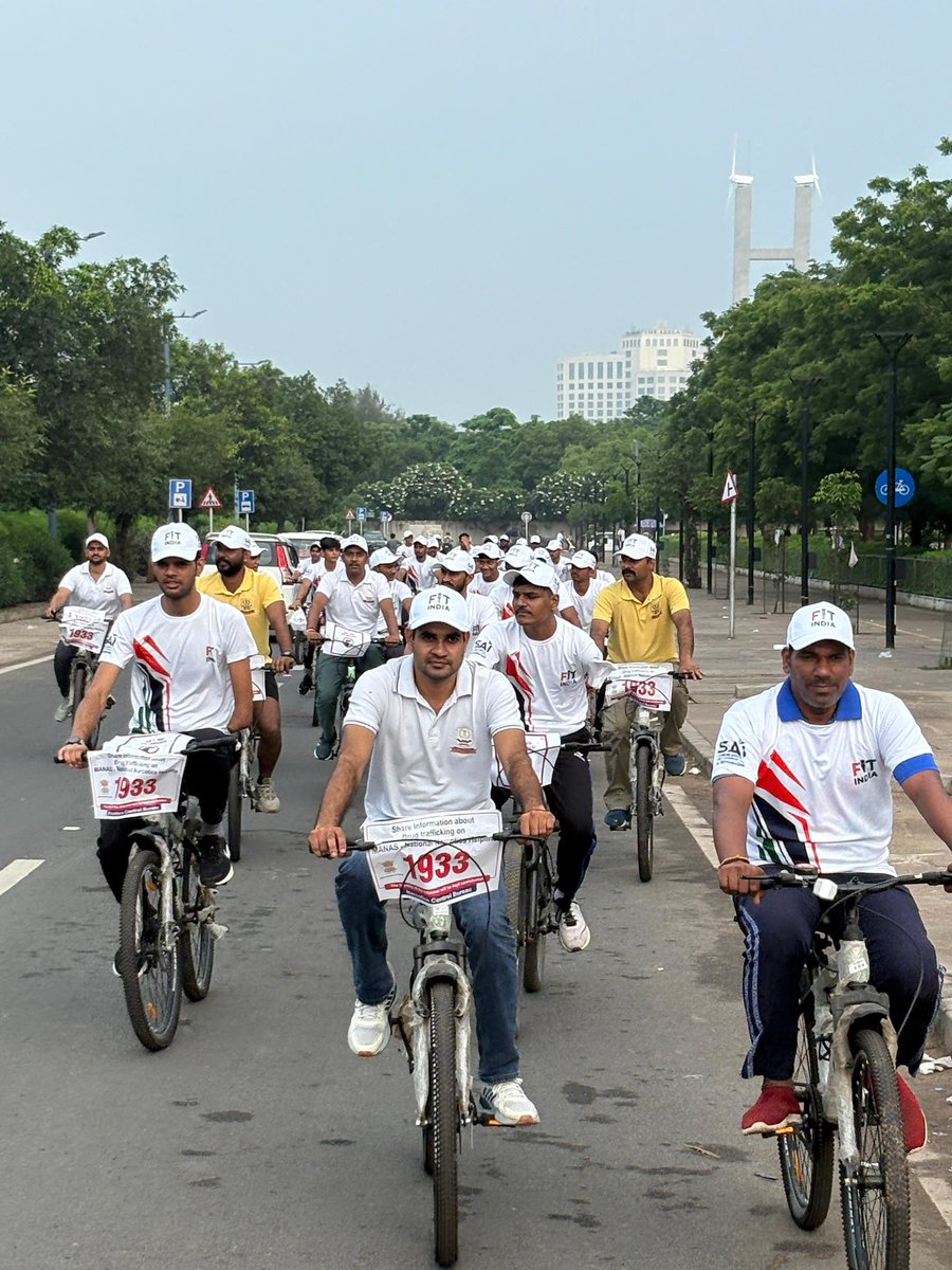 SAI_Gandhinagar's tweet photo. 🇮🇳 Sundays on Cycle | Nashe Se Azadi 🚴‍♂️

Filled with enthusiasm and zeal, participants from NCC, NCB, and SAI pedaled their way with a resolve to remain fit and say no to drugs at NCOE Gandhinagar. https://t.co/AEa2YP3h2M